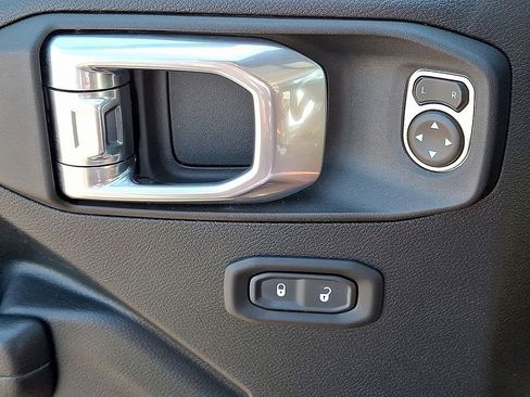 Used 2021 Jeep Wrangler Islander image 21