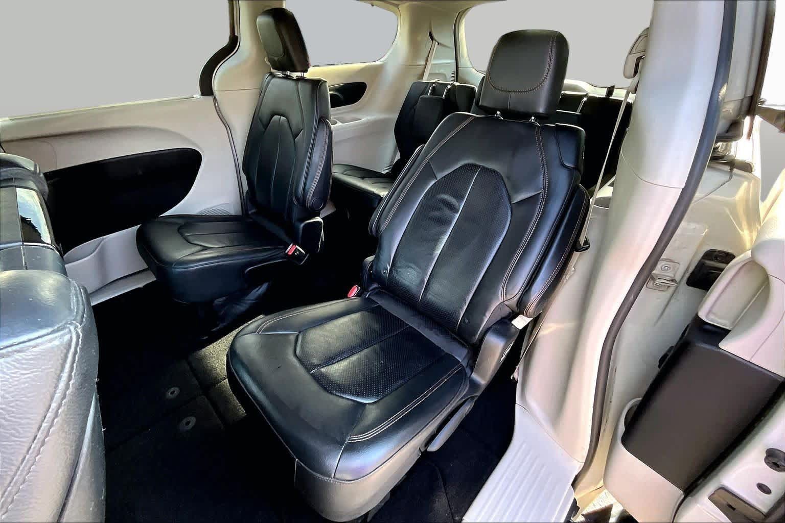 Used 2017 Chrysler Pacifica Touring-L Plus w/ Tire & Wheel Group FWD image 22
