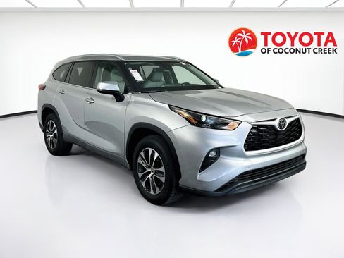Used 2023 Toyota Highlander XLE FWD image 1