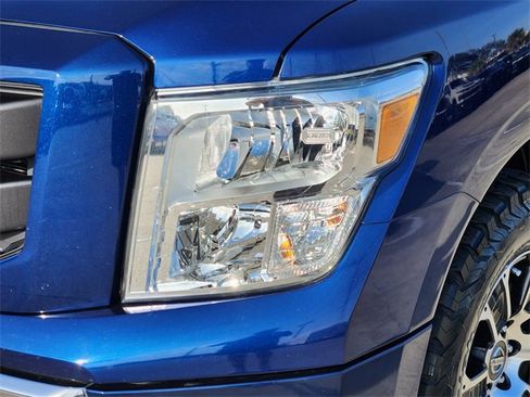 Used 2021 Nissan Titan SV w/ SV Convenience Package image 9