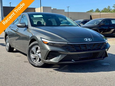 Used 2026 Hyundai Elantra SE FWD image 1