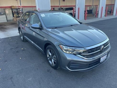 Used 2022 Volkswagen Jetta SE image 3