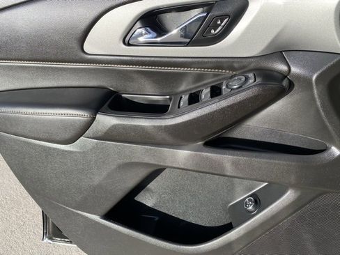 Used 2020 Chevrolet Traverse LT image 14