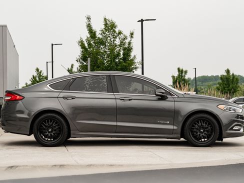 Used 2017 Ford Fusion SE w/ Equipment Group 602A FWD image 3