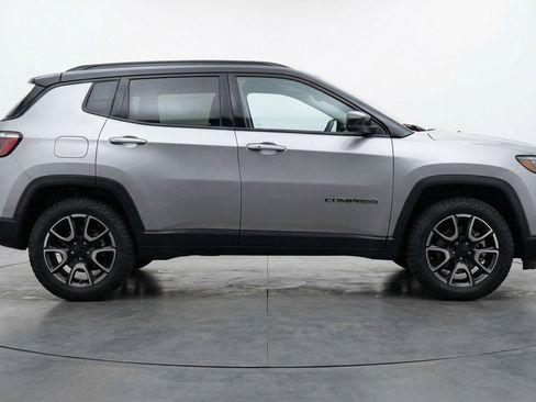 Used 2025 Jeep Compass Trailhawk image 11