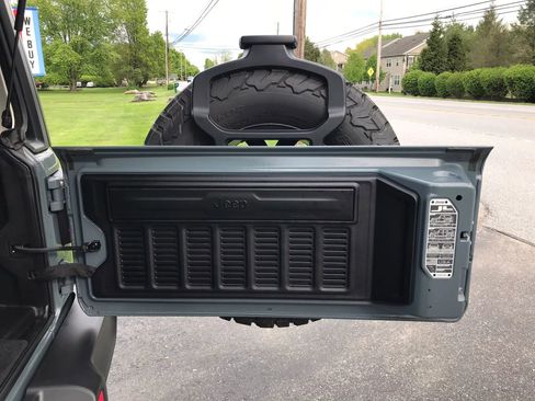 Used 2025 Jeep Wrangler Unlimited Rubicon 4xe w/ Convenience Group AWD/4WD image 37
