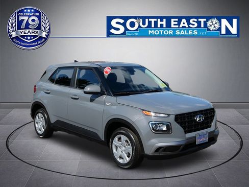 Used 2020 Hyundai Venue SE FWD image 2