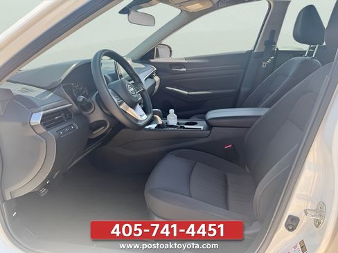 Used 2025 Nissan Altima 2.5 SV FWD image 14