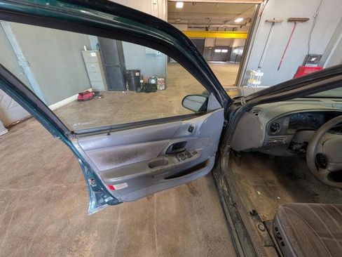 Used 1995 Ford Taurus Sedan FWD image 22