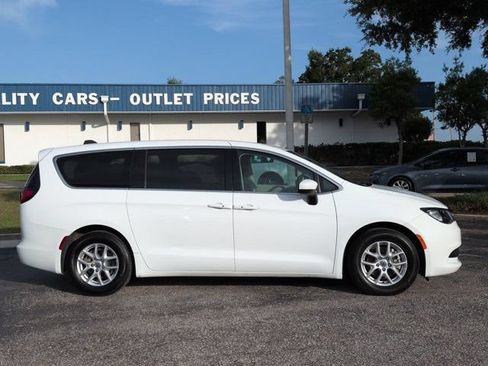 Used 2023 Chrysler Voyager LX FWD image 3