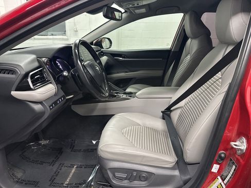 Used 2021 Toyota Camry SE w/ Cold Weather Package image 18