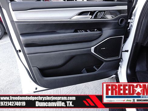 New 2025 Jeep Wagoneer L Series II w/ Premium Group I image 39