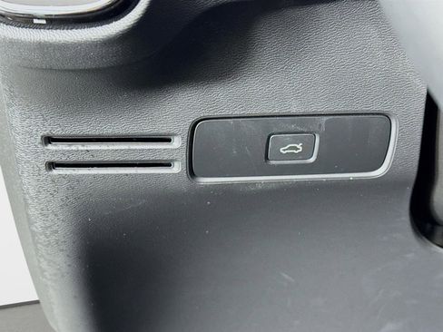 Used 2023 Volvo XC40 B4 Plus w/ Driver Assist Package image 11