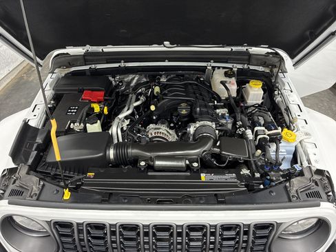 Certified 2025 Jeep Gladiator Sport AWD/4WD image 8