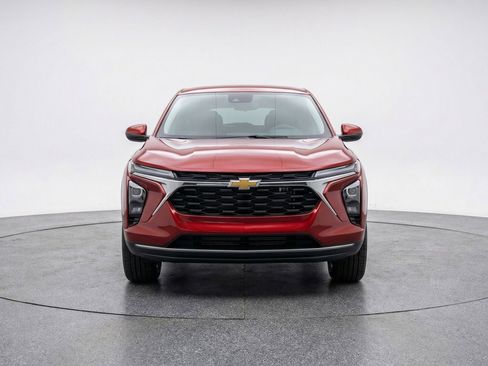 Used 2025 Chevrolet Trax LT FWD image 2