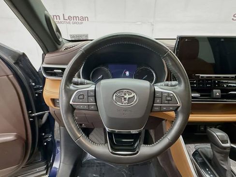 Used 2020 Toyota Highlander Platinum image 11