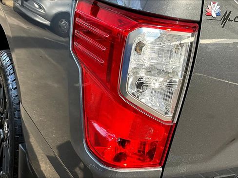 Used 2019 Nissan Titan SV w/ SV Convenience Package image 26
