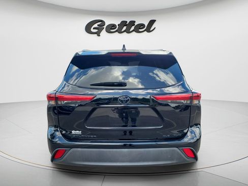 Used 2022 Toyota Highlander XLE AWD/4WD image 4