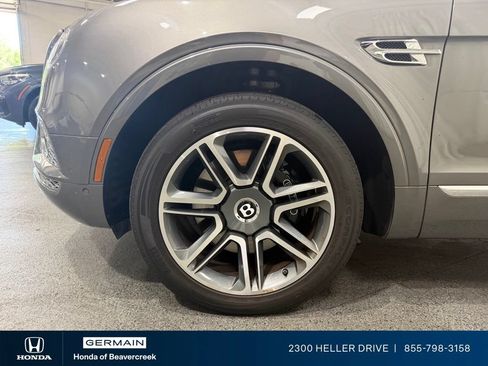 Used 2018 Bentley Bentayga AWD/4WD image 13