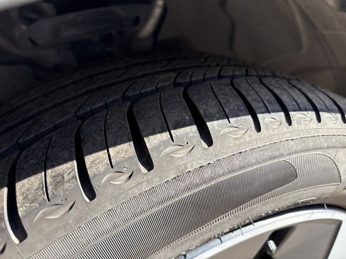 Used 2025 Volvo XC40 B5 Plus image 31