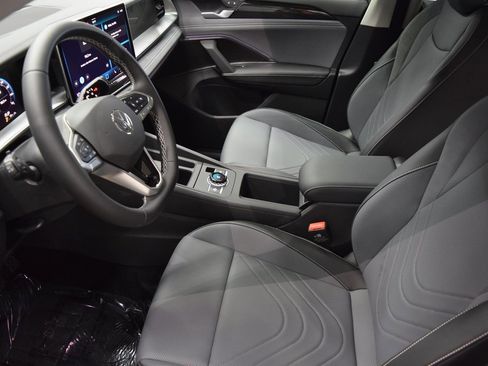 New 2025 Volkswagen Tiguan SE image 4