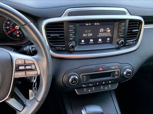 Used 2019 Kia Sorento S image 7
