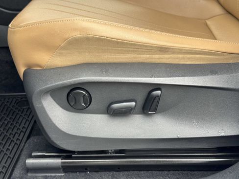 Certified 2022 Volkswagen Tiguan SE R-Line image 22