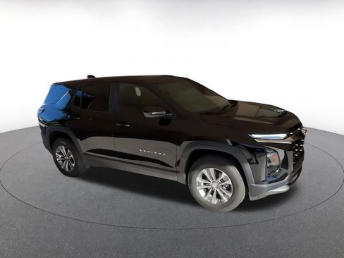 Used 2025 Chevrolet Equinox LT image 2