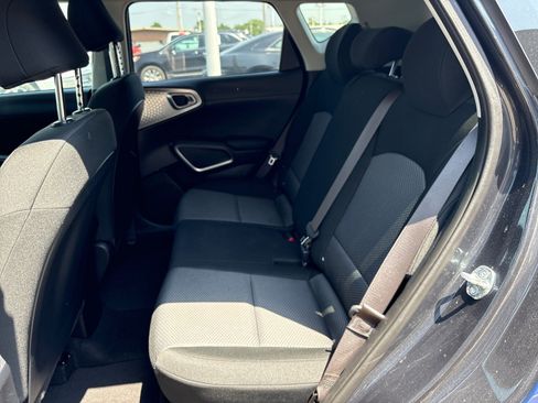 Used 2025 Kia Soul LX w/ LX Technology Package FWD image 7