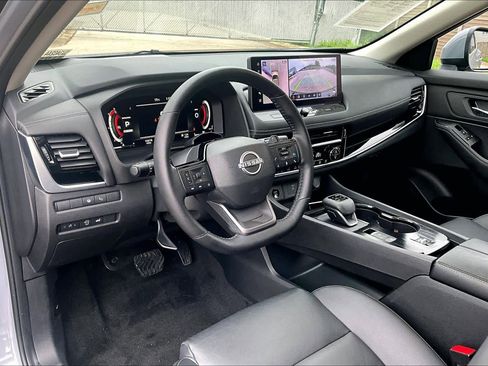 Certified 2025 Nissan Rogue SL w/ Tech Package FWD image 18