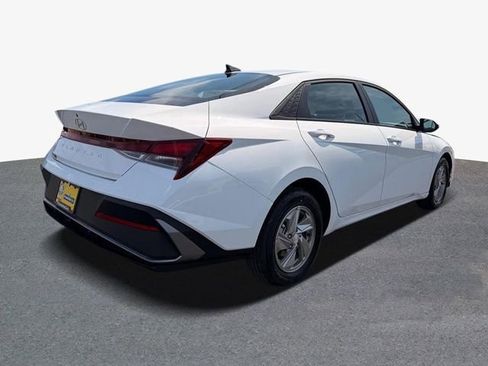 New 2026 Hyundai Elantra SE FWD image 3
