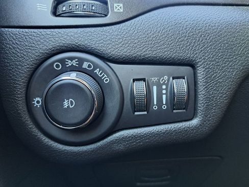 Used 2021 Jeep Cherokee Trailhawk image 15