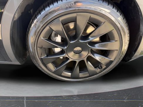 Used 2023 Tesla Model Y Long Range AWD/4WD image 31