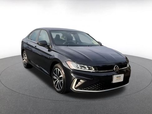 Used 2025 Volkswagen Jetta SE image 3