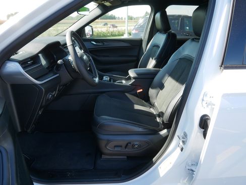 New 2025 Jeep Grand Cherokee L Altitude image 6