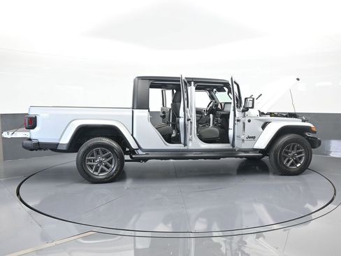 Certified 2024 Jeep Gladiator Sport image 65