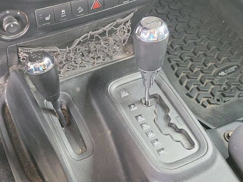 Used 2011 Jeep Wrangler Unlimited Sahara w/ Connectivity Group AWD/4WD image 13
