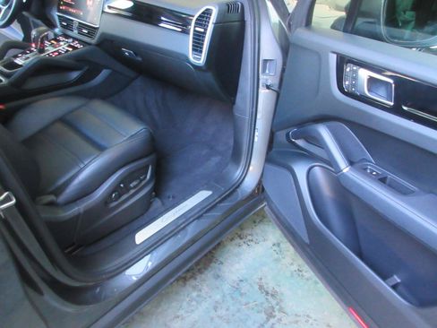 Used 2023 Porsche Cayenne AWD/4WD image 21