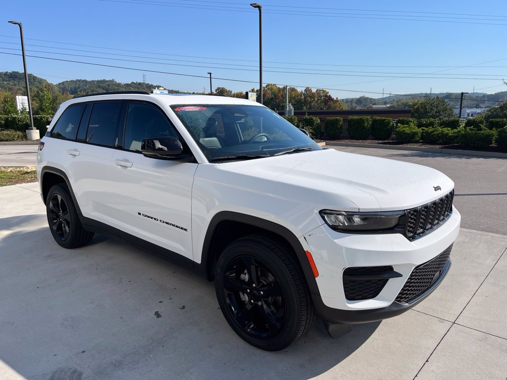 Used 2023 Jeep Grand Cherokee Altitude AWD/4WD image 31