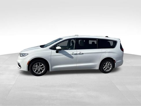 Used 2023 Chrysler Pacifica Touring-L FWD image 3