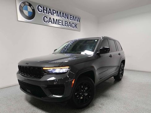 Used 2025 Jeep Grand Cherokee Altitude image 1