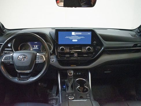 Used 2023 Toyota Highlander XSE AWD/4WD image 11