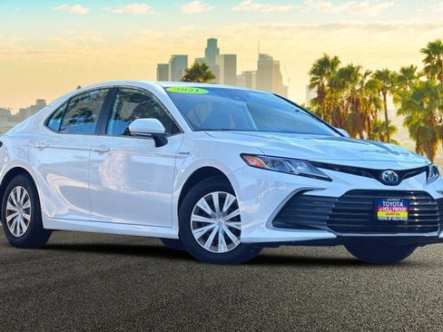 Used 2021 Toyota Camry LE image 2