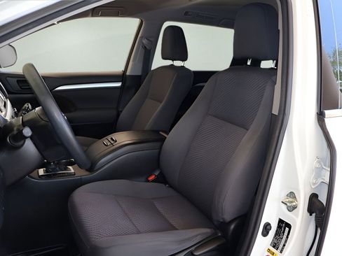 Used 2018 Toyota Highlander LE FWD image 11
