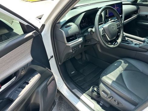 Used 2025 Toyota Grand Highlander AWD image 12
