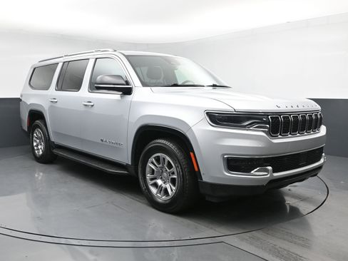 Used 2024 Jeep Wagoneer L 4WD image 2