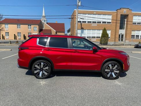 New 2025 Mitsubishi Outlander SE image 4