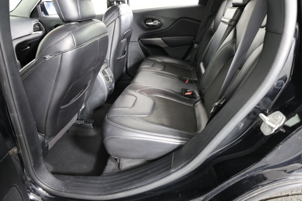 Used 2019 Jeep Cherokee Latitude Plus w/ Comfort/Convenience Group FWD image 17