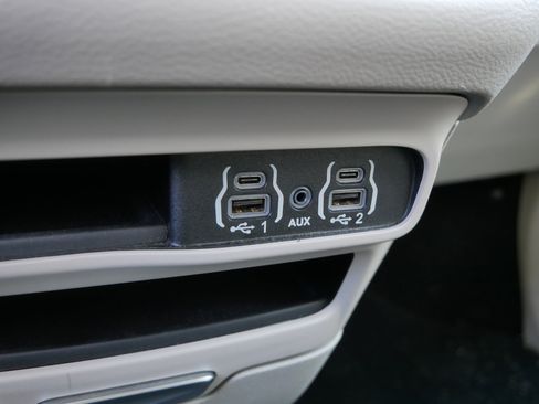 Used 2023 Chrysler Pacifica Touring-L image 27
