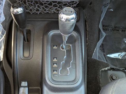 Used 2015 Jeep Wrangler Unlimited Rubicon image 12